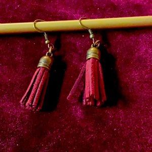 Super cute maroon tassel earrings new never worn